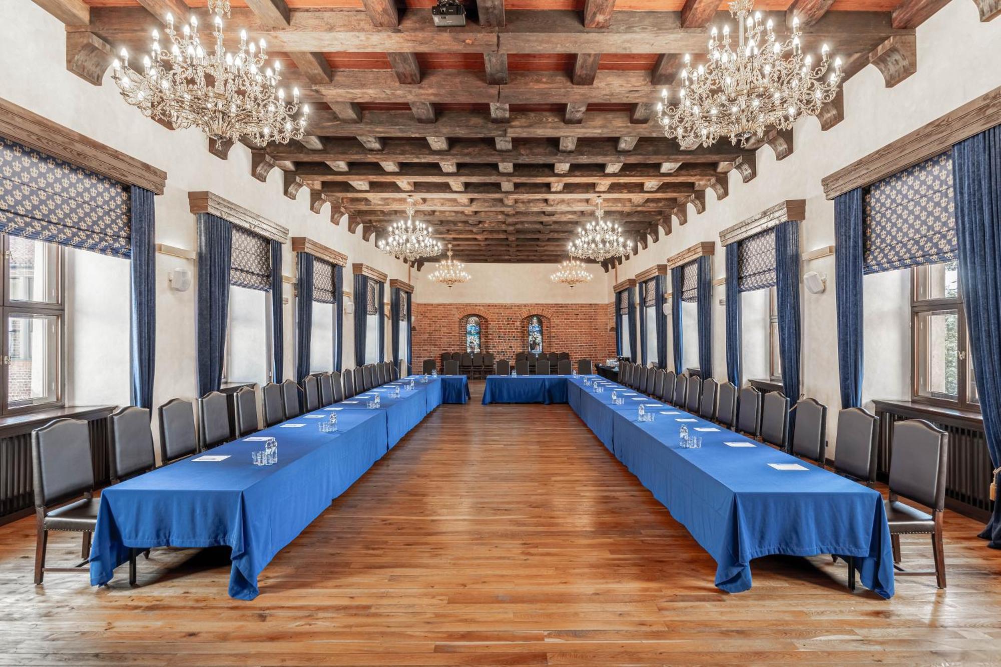 Zamek Uniejow Aparthotel Buitenkant foto