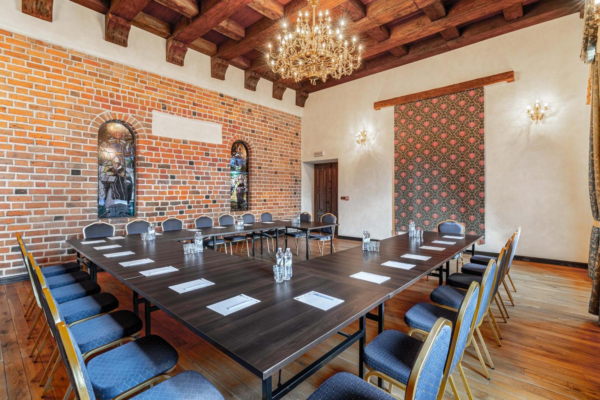 Zamek Uniejow Aparthotel Buitenkant foto