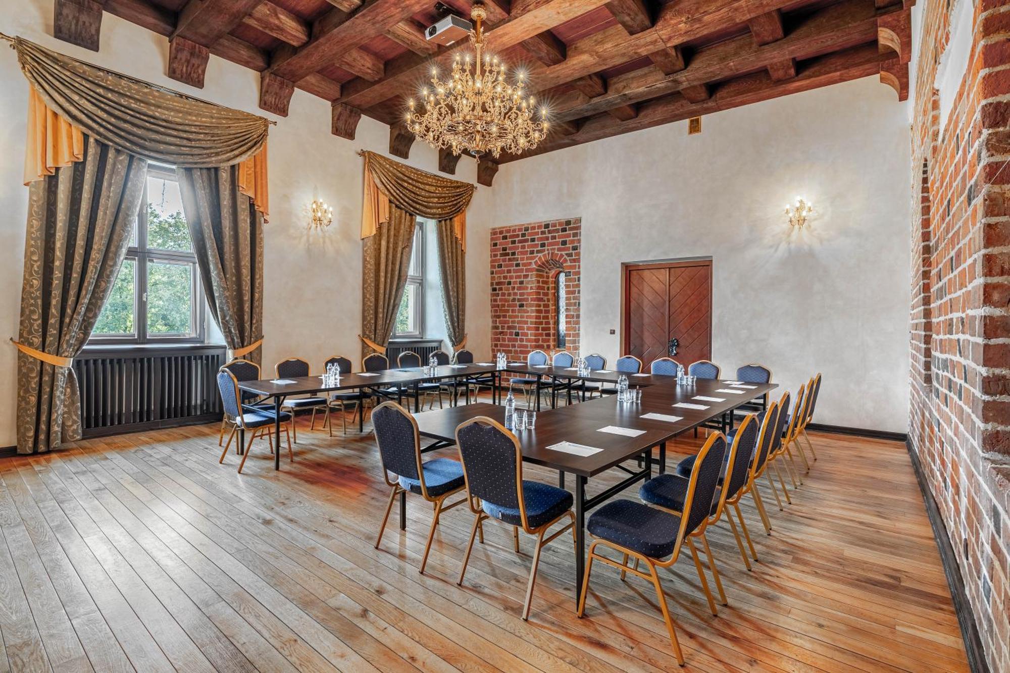 Zamek Uniejow Aparthotel Buitenkant foto