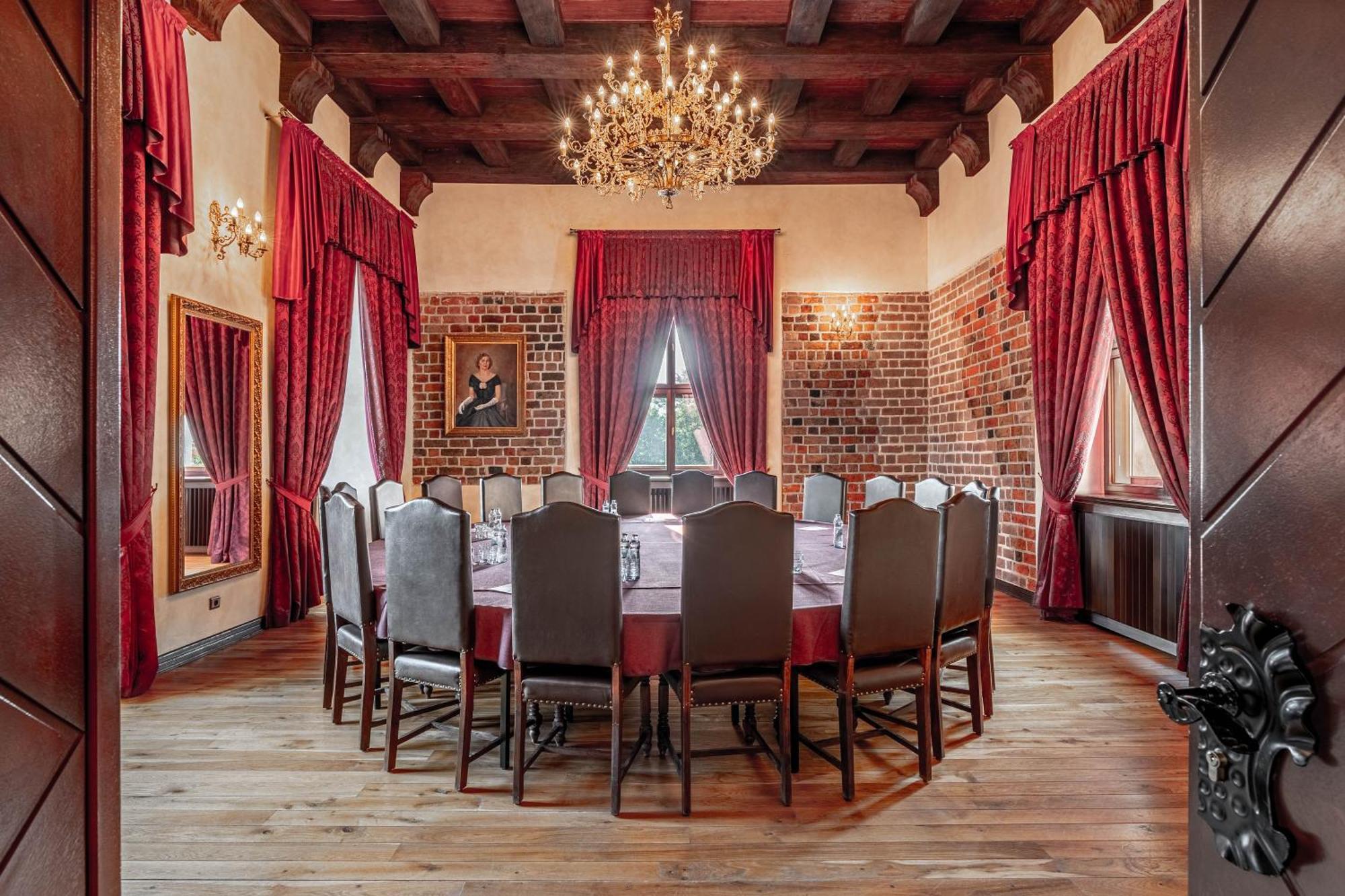 Zamek Uniejow Aparthotel Buitenkant foto