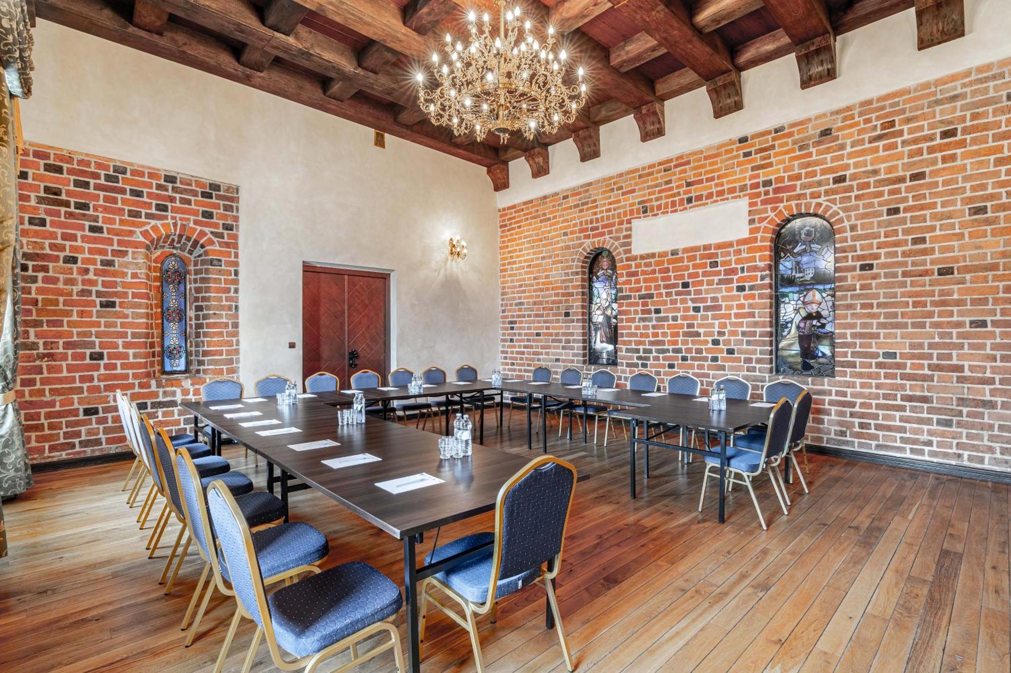 Zamek Uniejow Aparthotel Buitenkant foto