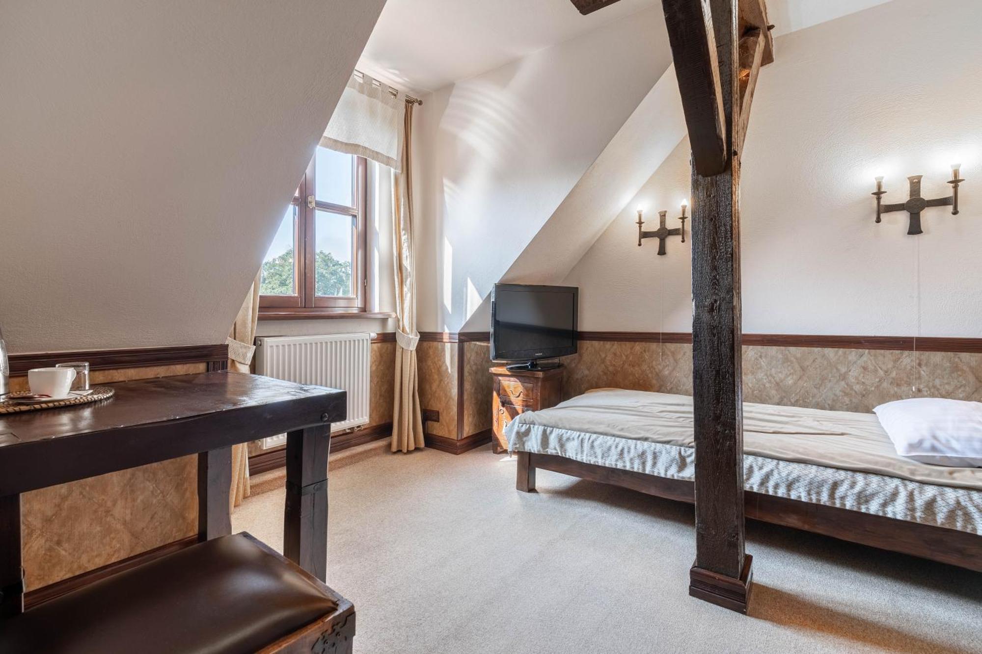 Zamek Uniejow Aparthotel Buitenkant foto