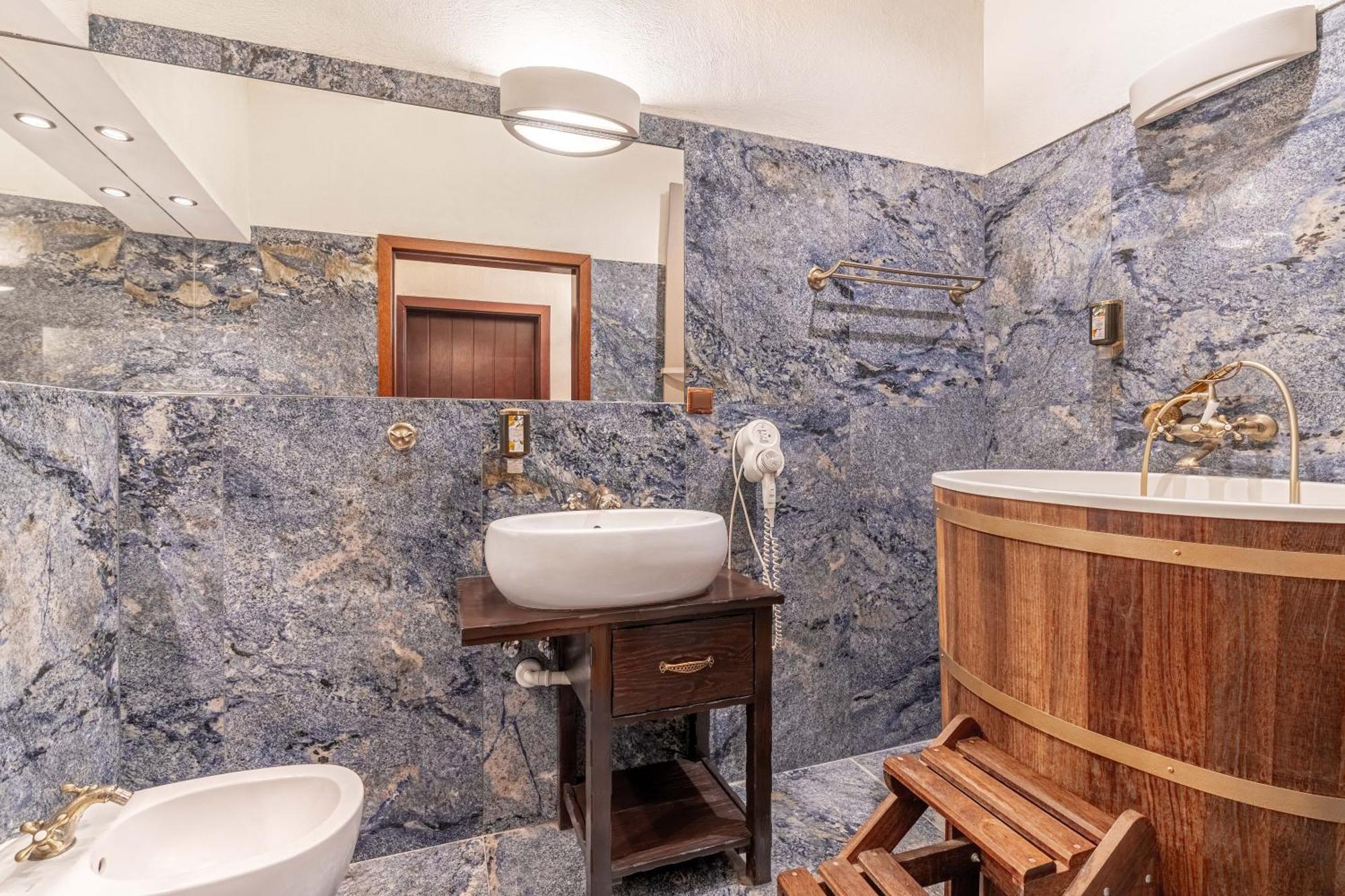 Zamek Uniejow Aparthotel Buitenkant foto