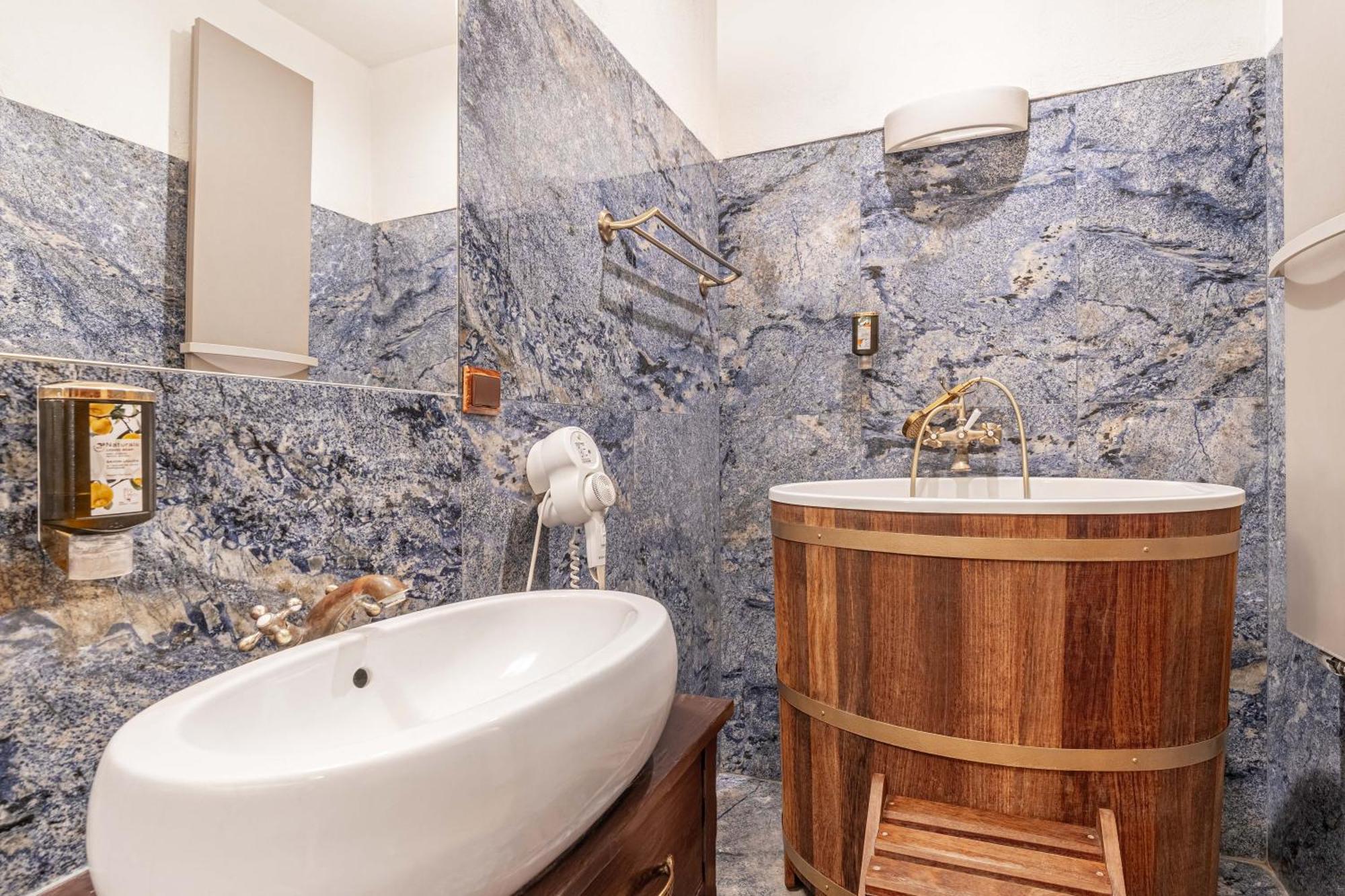 Zamek Uniejow Aparthotel Buitenkant foto