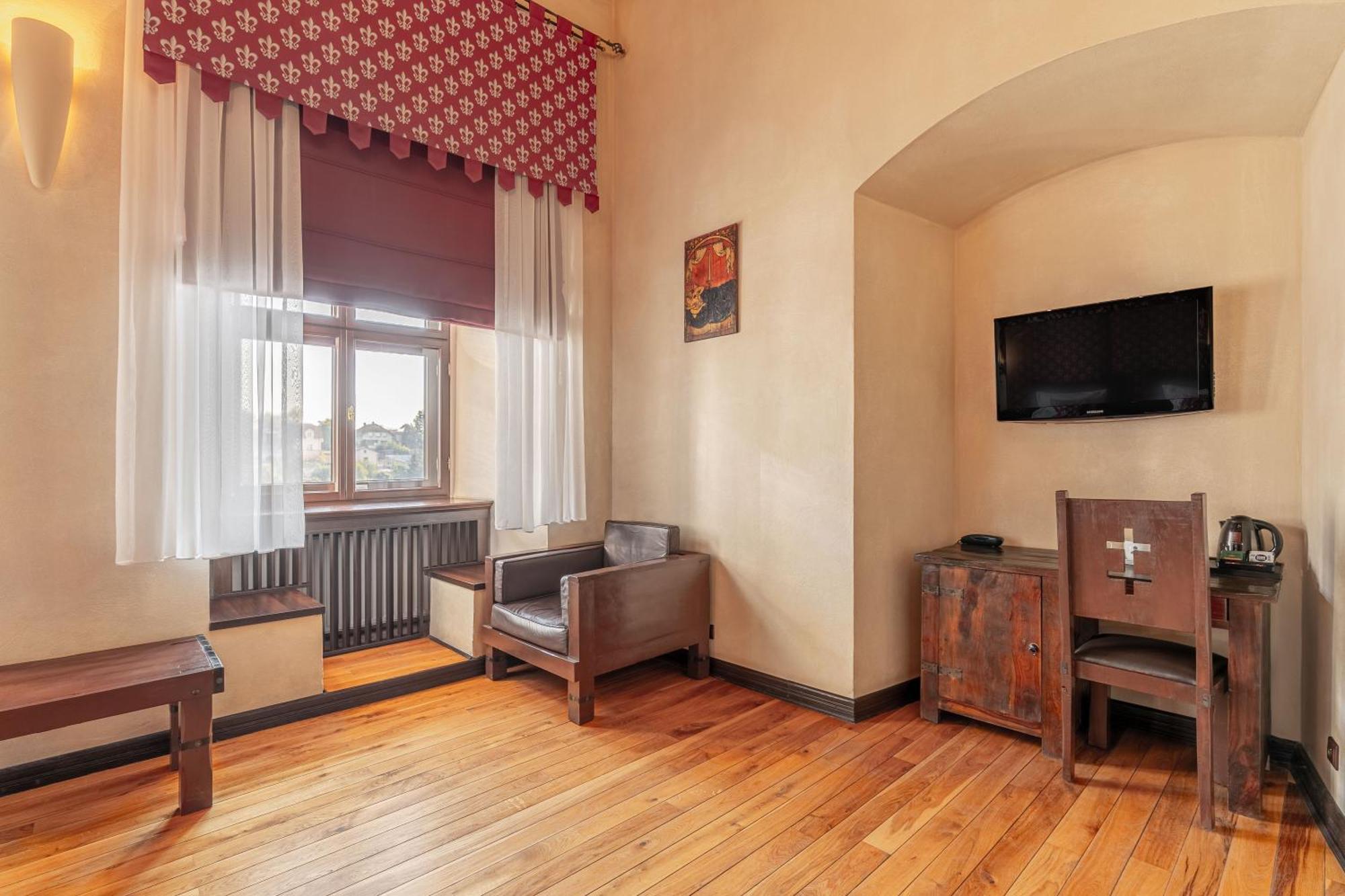 Zamek Uniejow Aparthotel Buitenkant foto