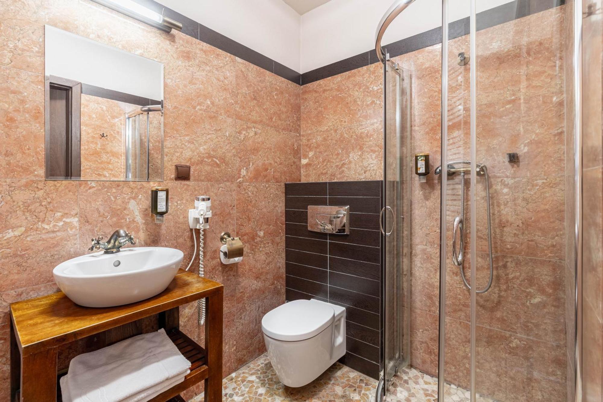 Zamek Uniejow Aparthotel Buitenkant foto