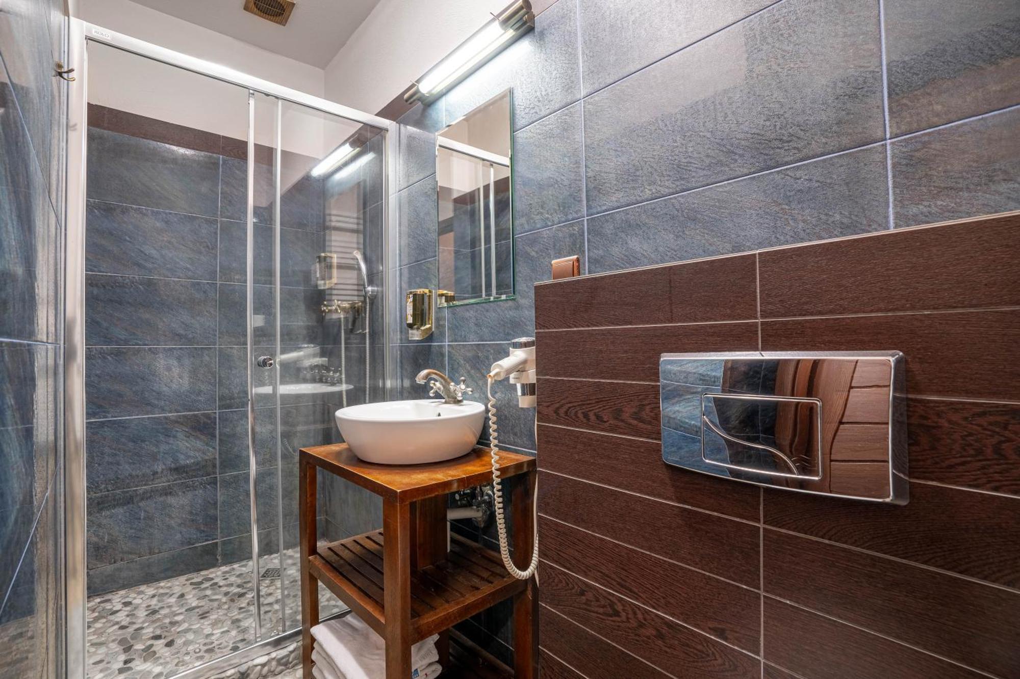 Zamek Uniejow Aparthotel Buitenkant foto